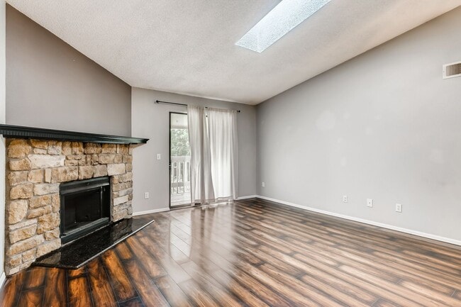 Photo - Stunning 2 Bedroom Near Lowry!!!!