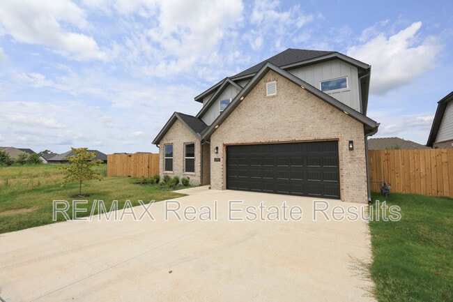 Photo - 970 Moksha St