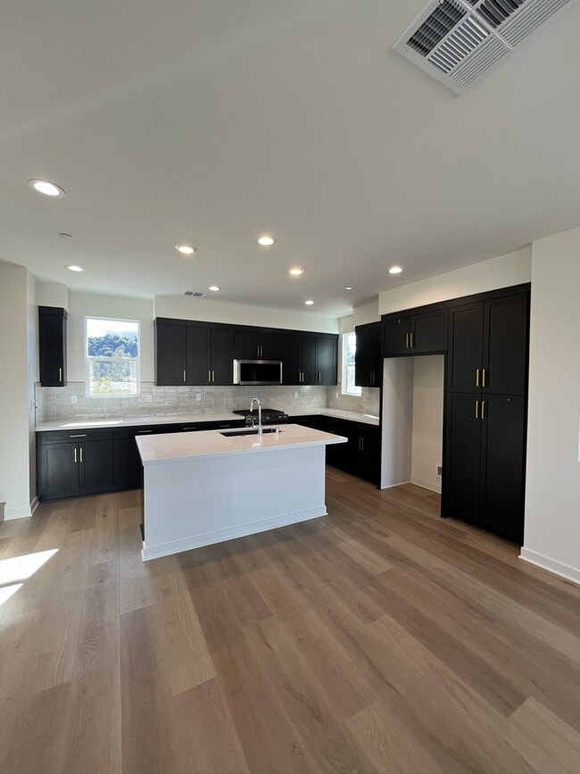 Open kitchen concept with new appliances - 13914 Boyden Way