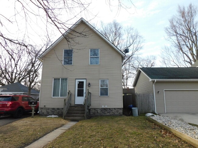 Building Photo - Private Entry Upper Unit Upper