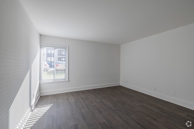 2BR, 2BA - 1,255SF - Bedroom - Royal Arms of Green Hills