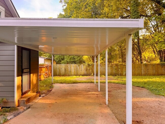 Photo - 2597 Henderson St