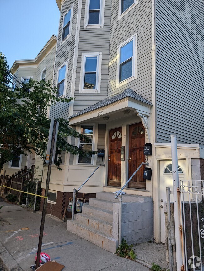 Building Photo - 175 Elm St Unit 3 Rental