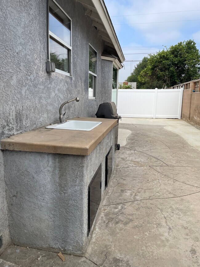 Photo - 10157 Swinton Ave