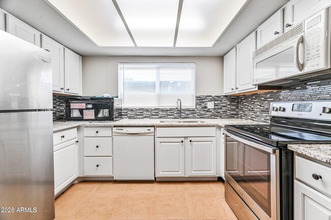 1560 W Sahuaro Dr Unit 1