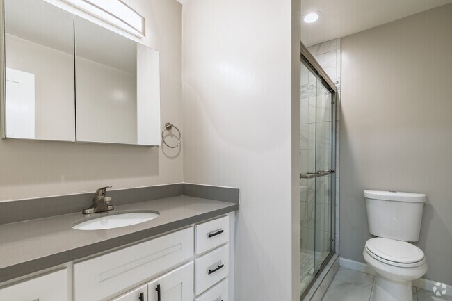 2BR, 2BA - 1,077SF - Primary Bathroom - Oakview