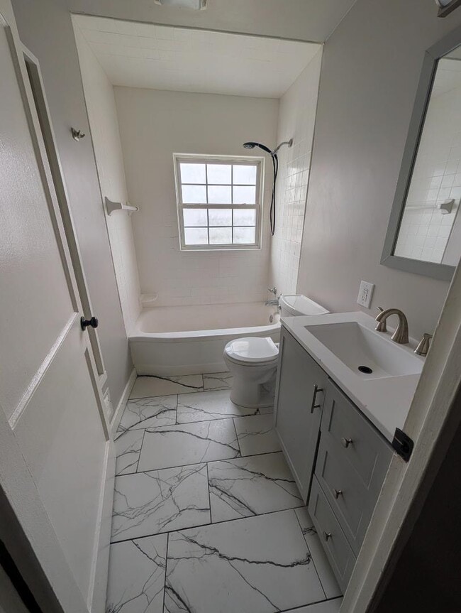 Photo - 1409 E Dubail Ave