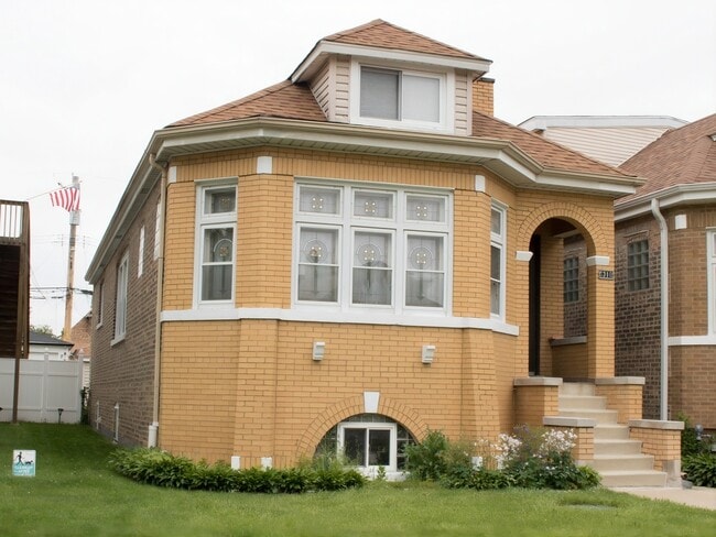 Building Photo - 6310 W Warwick Ave