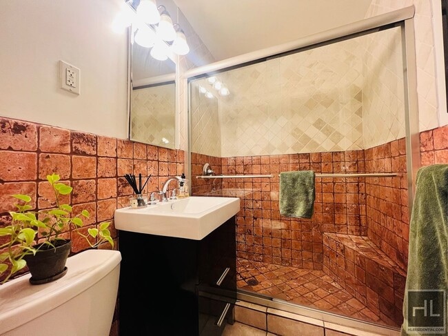 Photo - East 54th Street Unidad 1J