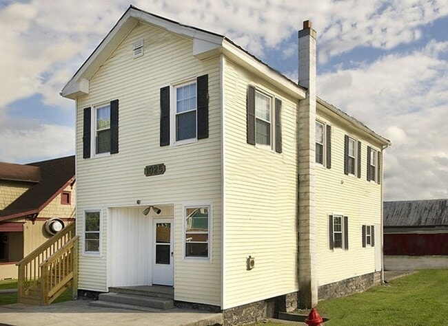 Building Photo - 1025 Grove Ave Rental