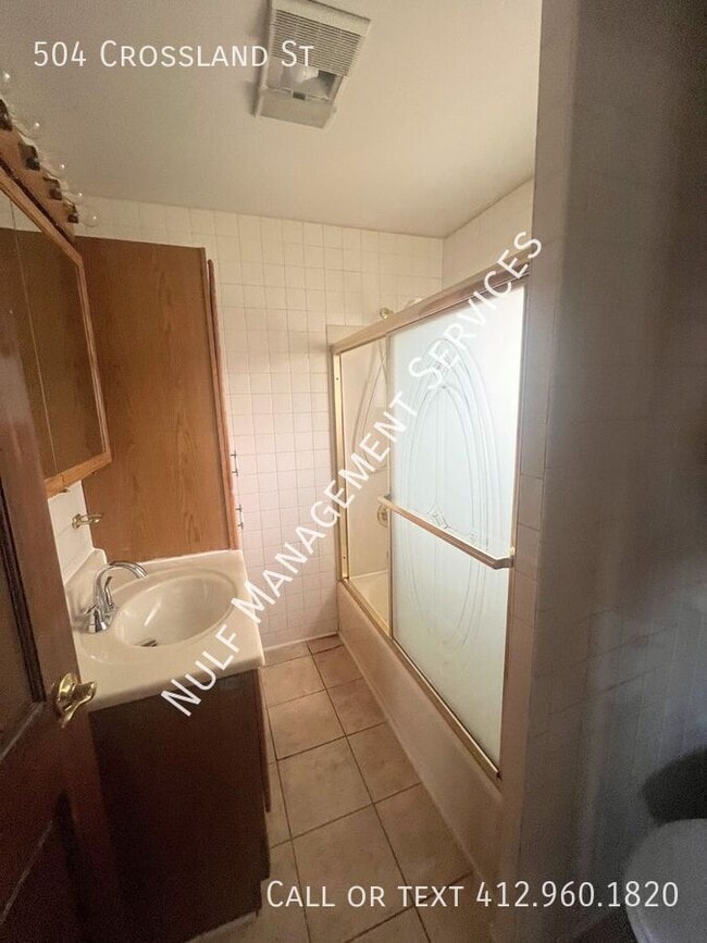 Photo - 504 Crossland St