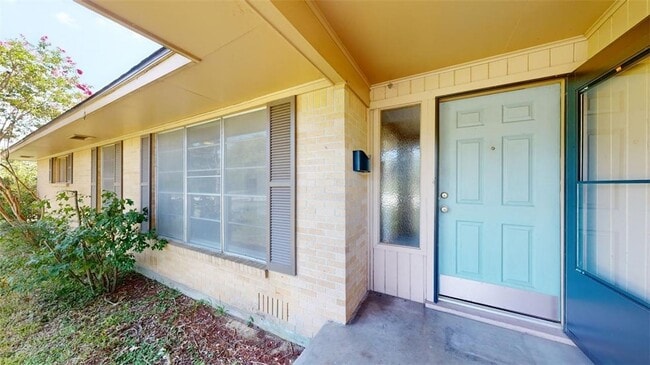 Photo - 203 W Brookside Dr