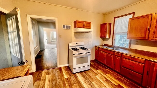 Photo - Ginormous 6 Bed Single family home with all Appliances Near Lake Michigan!