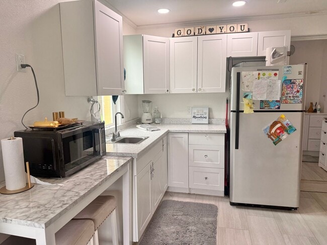 Building Photo - Spacious 2 Bedroom / 2 Bathroom Downstairs Unit Available in Makawao! Unfurnished!