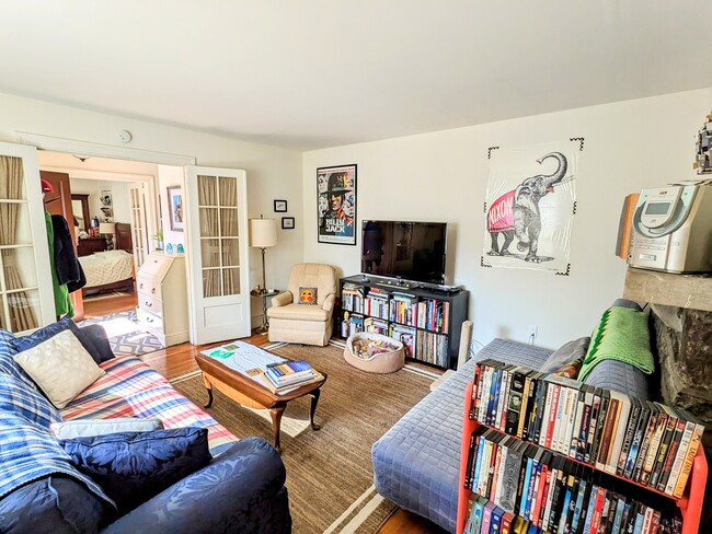 Building Photo - 920 E Railroad Ave Unit A