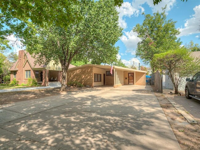 Building Photo - 921 S Lahoma Ave