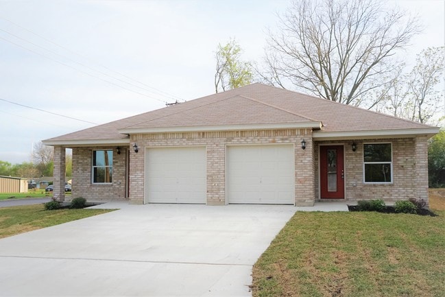 Front Driveway - 128 E Ball Rd Rental