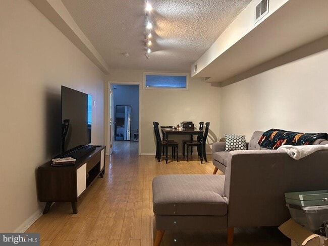 Building Photo - 114 N 3rd St Unit #3