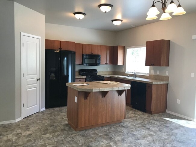 Photo - Spacious 4 Bedroom home in NE Bend w/newer carpet and paint!