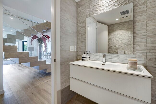 Photo - 3433 Westheimer Rd
