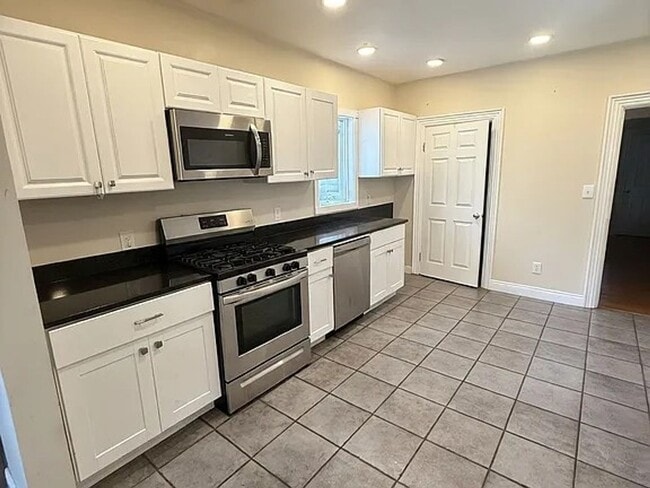 Building Photo - No Fee Single Family House with 5 Parking Spaces Included! Laundry in Unit!