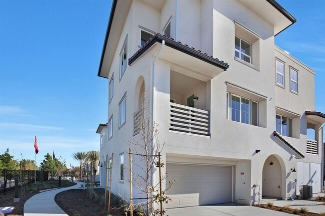Building Photo - Gorgeous bright 3 bedroom 2.5 bath townhome