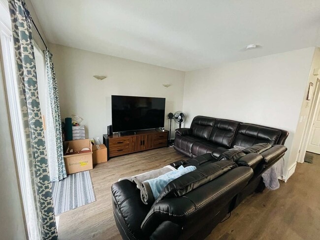 Building Photo - 10104-10107 107 Ave