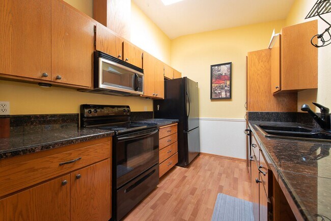 Photo - Spacious and Bright 2 Bed 2 Bath Kirkland ... Unidad E32