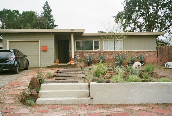 Building Photo - 2340 Santa Anita Dr