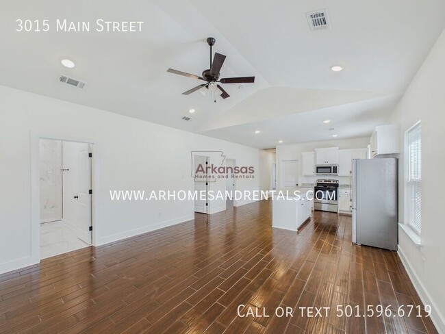 Photo - 3015 Main St