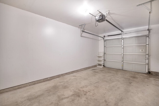 Photo - Beautiful Pet Friendly 3 bed/2.5 bath Townhome in Layton! Available on August 19th!