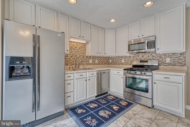 Photo - 206 Colgate Dr