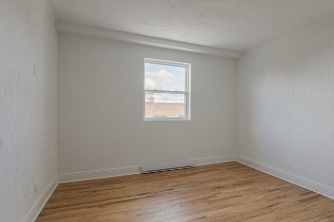 Photo - 4870 Chem. Queen Mary Unit 12