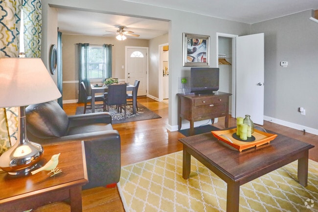 2BR, 1BA - 850 SF - Living Room