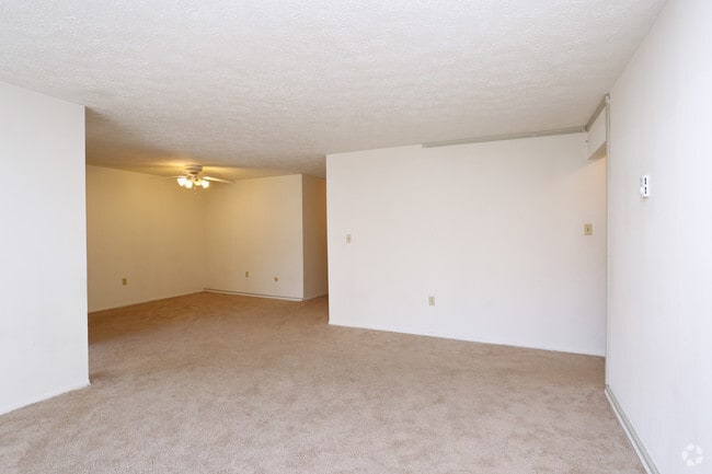 The Elm - Living Room - Alcoma on the Green