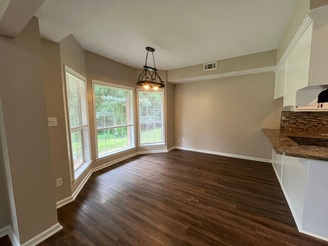 Photo - Renovated 4 Bedroom 3.5 Home for Rent!