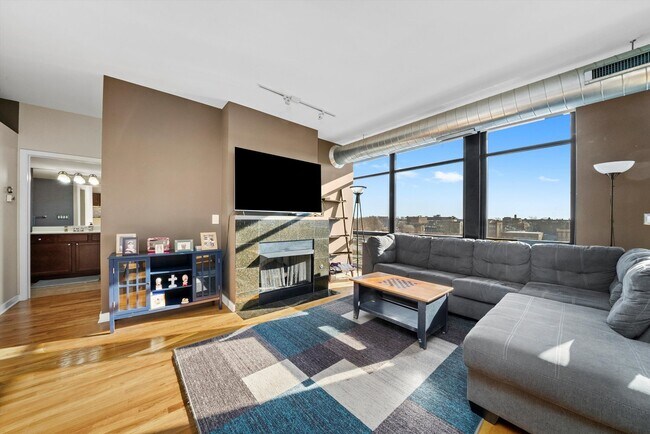 Photo - 1001 W 15th St