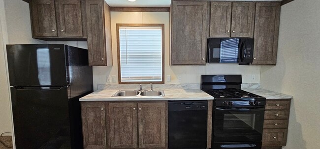Photo - 261 Tulip Ln