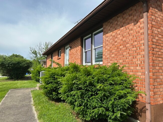 Photo - 3369 Holwyn Rd