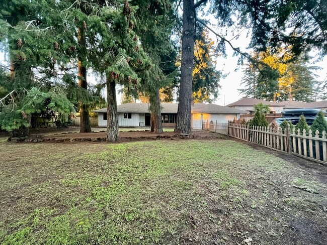 Building Photo - Classic 3 Bedroom 1.5 Bathroom Ranch House in Beaverton!! Great Yard! Cedar Hills~Cedar Mill Nort...
