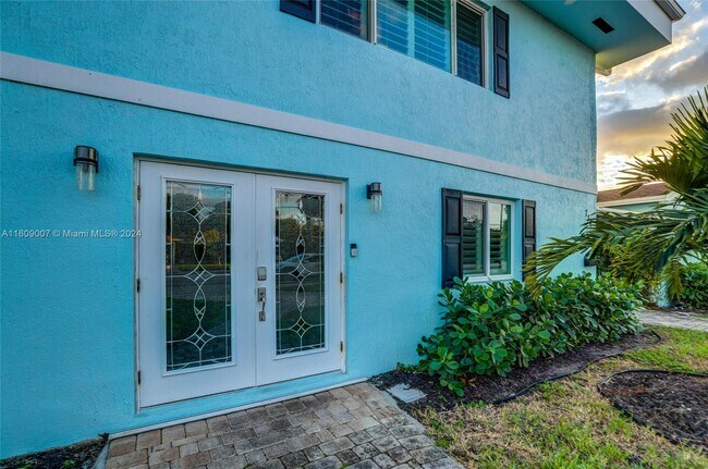736 NE 34th Ct