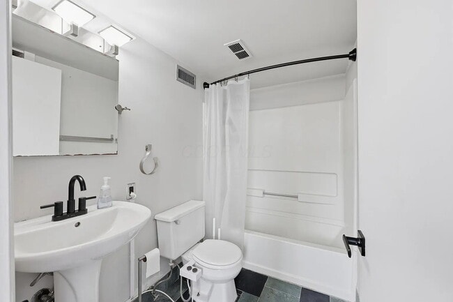 Photo - Industrial NYC-Style Loft | Battleship Building | 3 Parking Spots Included Unidad Apt 301