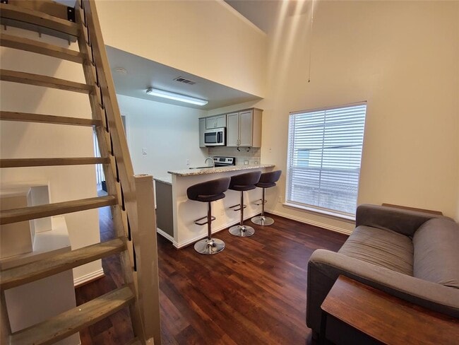 Building Photo - 2313 Longview St Unit 205