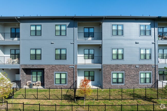 Private Yard - The Virginia