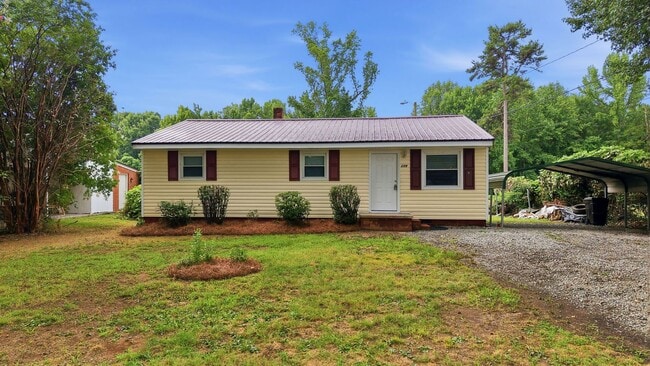 Building Photo - 3 Bedroom 1 Bathroom