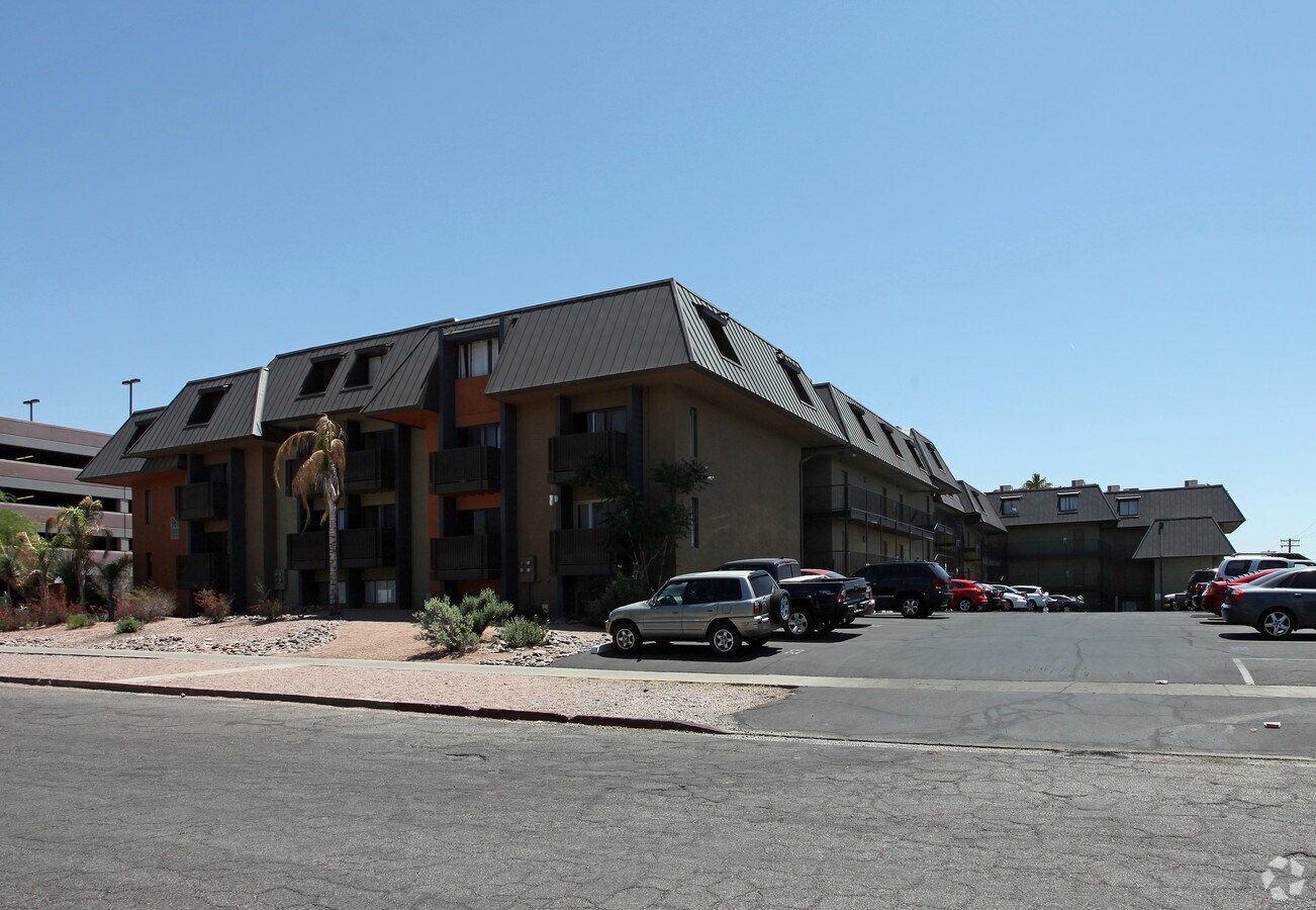 Photo - Campus Walk Condominiums