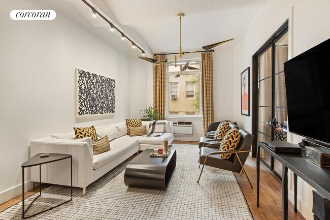 Building Photo - 39 E 12th St Rental