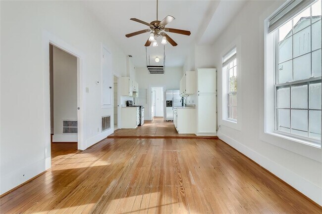 609 W 35th St