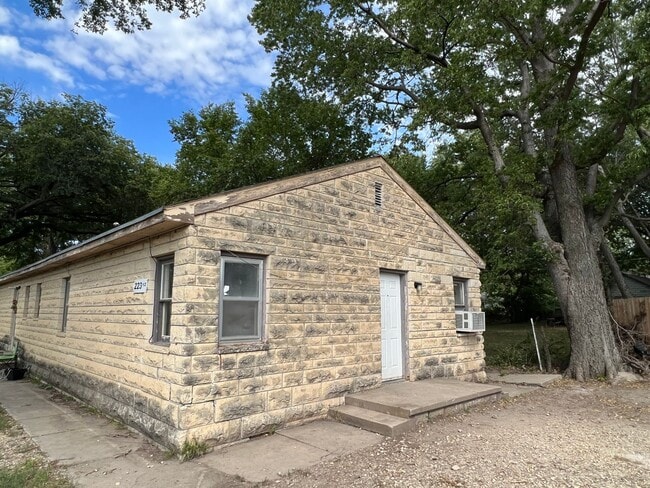 Building Photo - 223-223.5-2235 E Home St Unit 223.5