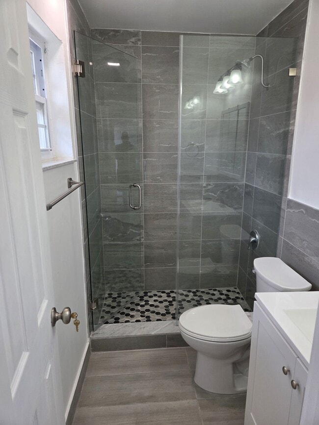 301 E Carmel Dr - Folleto - 448 E 40th St Unidad Efficiency